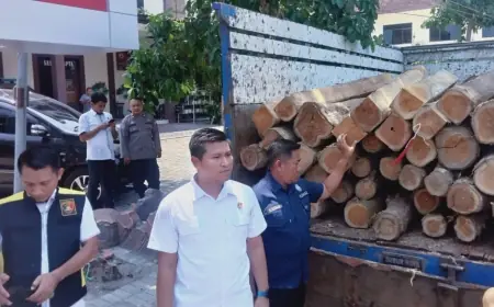 70 Batang Kayu Jati Hasil Curian Diamankan Polisi dari Perangkat Desa di Jombang