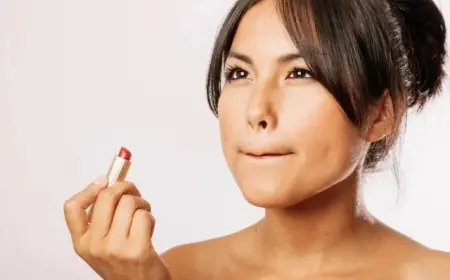 Temukan 8 Lip Serum Terbaik untuk Atasi Bibir Kering dan Gelap