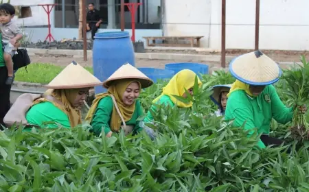 Ibu-Ibu Dharmawanita Lapas Pasuruan Terkesan dengan Kemampuan Warga Binaan Mengelola Kebun