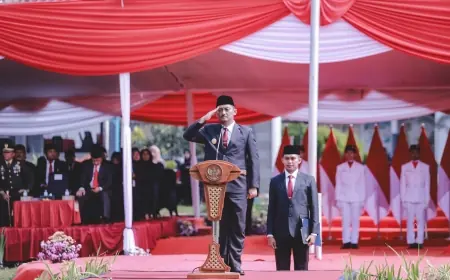 Jadi Inspektur Upacara Hari Pahlawan, Pjs Bupati Jember: Teladani Pahlawanmu, Cintai Negerimu