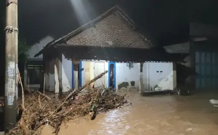 Tanggul Sungai Jebol, Puluhan Rumah Warga Terendam Banjir