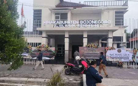 Kantor KPU Bojonegoro Dibanjiri Karangan Bunga, Ada Apa?