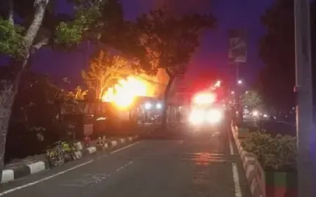 Kebakaran Hebat Hanguskan Ruko di Depan Kantor Samsat Nganjuk