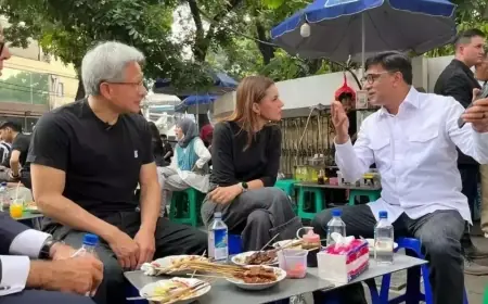 Orang Terkaya di Dunia Cicipi Gultik Pinggir Jalan saat di Indonesia