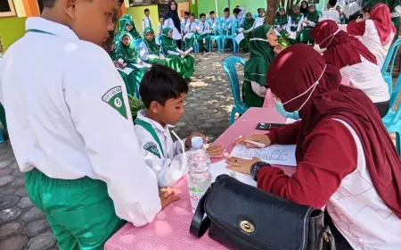 Unik! MIN 3 Malang Gelar Imunisasi Difteri dan Tetanus di Bawah Pohon 