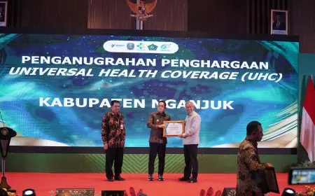 Pemkab Nganjuk Terima Penghargaan UHC pada Peringatan HKN ke-60