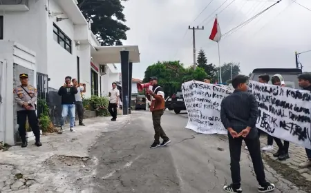 Jelang Debat Ketiga, KPU Kota Batu Diluruk Massa Aksi Peduli Demokrasi