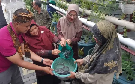 Mewujudkan Ketahanan Pangan di Kota Surabaya Melalui Budikdamber: Panen Lele di Kampoeng Oase Songo