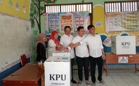 Cawabup Sumrambah Gunakan Hak Pilih Bareng Keluarga, Kompak Pakai Baju Putih