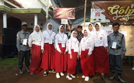 Beda dari yang Lain, Petugas TPS di Probolinggo Ini Kompak Kenakan Seragam Anak SD