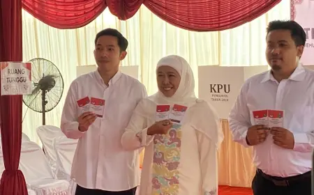 Khofifah Ajak Dua Putranya Nyoblos di TPS 19 Kelurahan Jemur Wonosari, Surabaya