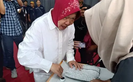 Kedekatan Risma dengan Warga Warnai Momen Pencoblosan di TPS 16 Jajar Tunggal Surabaya
