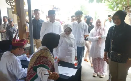 Ditemani Anak dan Menantu, Cabup Mundjidah Wahab Nyoblos di TPS 003 Tambakrejo Jombang