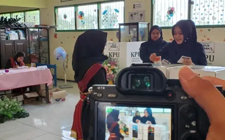 Jalan Kaki ke TPS, Ikhfina Menilai Pilkada Mojokerto 2024 yang Paling Spesial