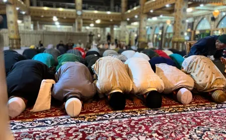 Pasangan Nurochman-Heli Suyanto Rayakan Kemenangan dengan Sujud Syukur