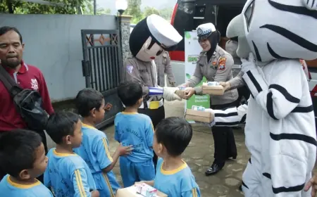 Dukung Program Asta Cita, Polres Nganjuk Kembali Bagikan Ratusan Kotak Makan Siang Sehat Gratis