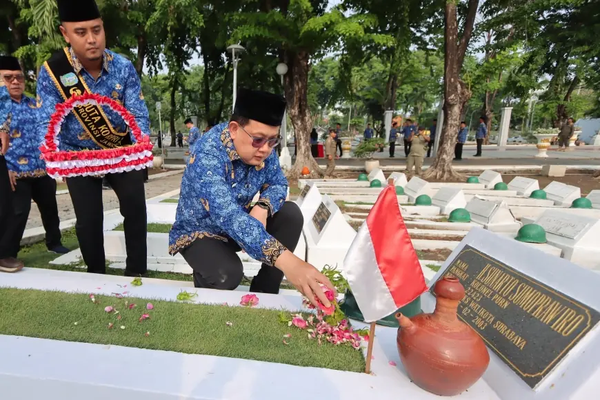 Sambut Hut Ke Korpri Pj Gubernur Jatim Ziarah Ke Makam Pahlawan