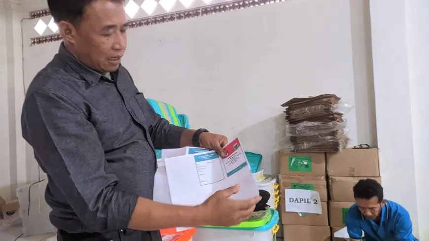 KPU Kota Batu Temukan 156 Surat Suara Rusak saat Penyortiran