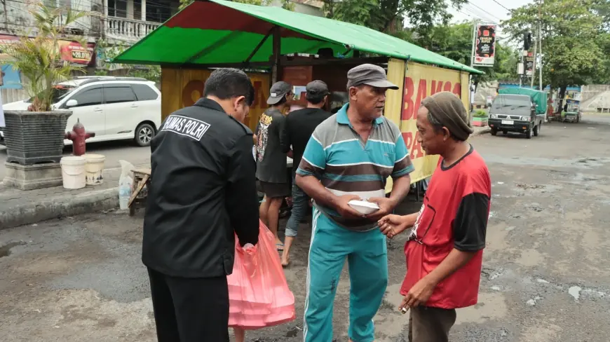 Polisi dan Wartawan Nganjuk Bagi-bagi 250 Bungkus Makanan Gratis