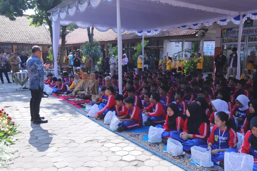 Pj Wali Kota Batu Pantau Gerakan Nasional Aksi Bergizi di SMPN 2