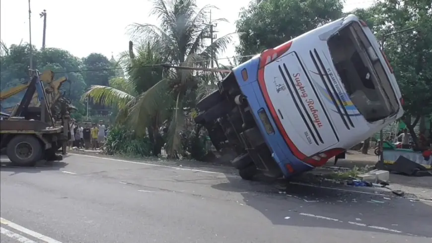 Bus di Sidoarjo Terguling Menghindari Mobil Putar Balik, 7 Penumpang Terluka, Satu Tangannya Putus