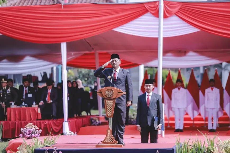 Jadi Inspektur Upacara Hari Pahlawan, Pjs Bupati Jember: Teladani Pahlawanmu, Cintai Negerimu