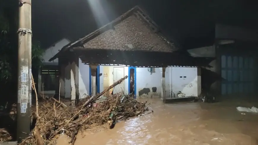 Tanggul Sungai Jebol, Puluhan Rumah Warga Terendam Banjir