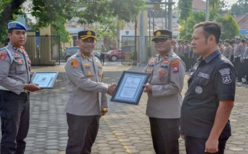 Berprestasi, Kapolres Probolinggo Kota Beri Penghargaan Jajaran Humas