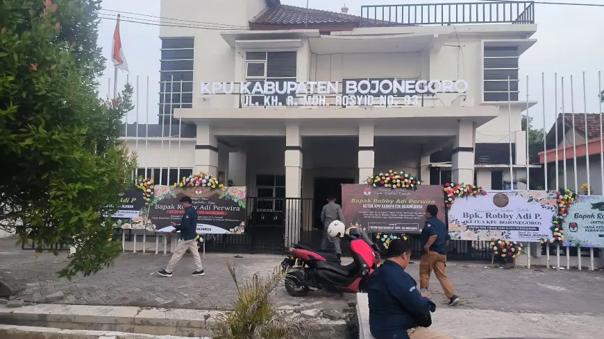 Kantor KPU Bojonegoro Dibanjiri Karangan Bunga, Ada Apa?