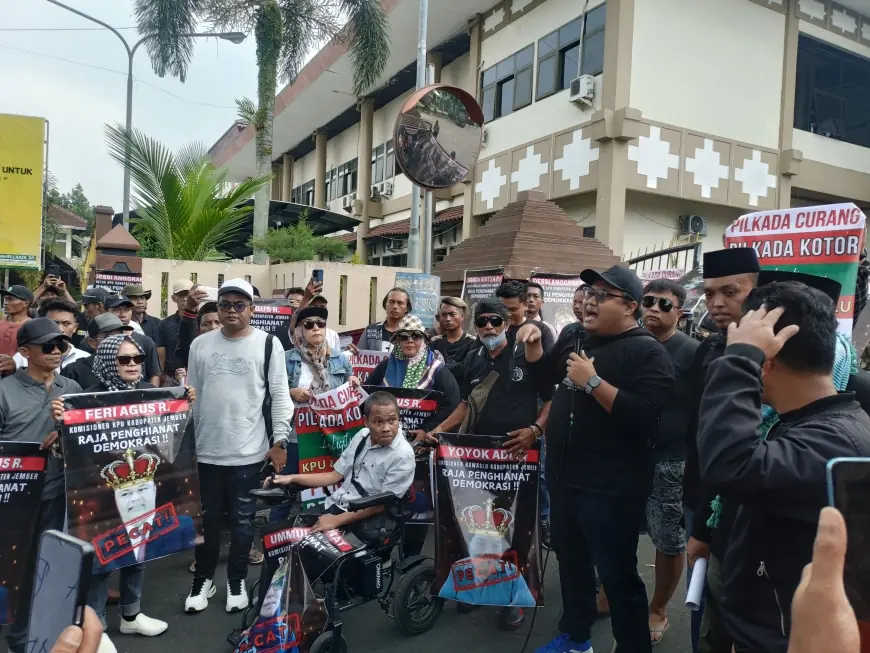 Ratusan Massa Aksi Sebut Ada Penghianatan Demokrasi di Pilkada Jember