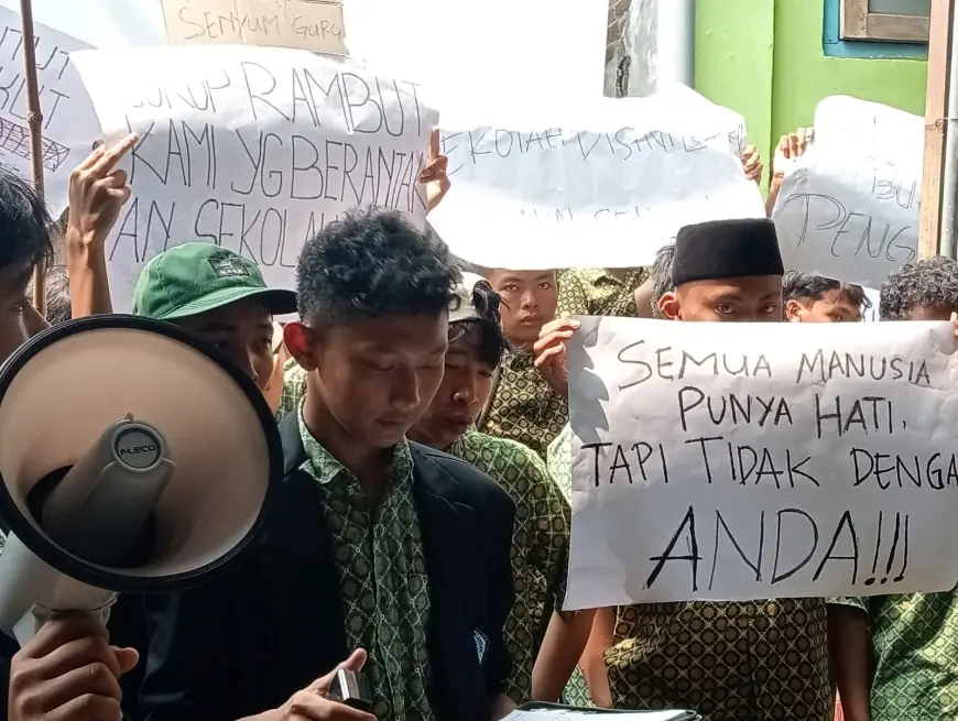 Demo Ratusan Siswa di Jombang Tuntut Kepala Sekolah Hingga Ketua Yayasan Dicopot