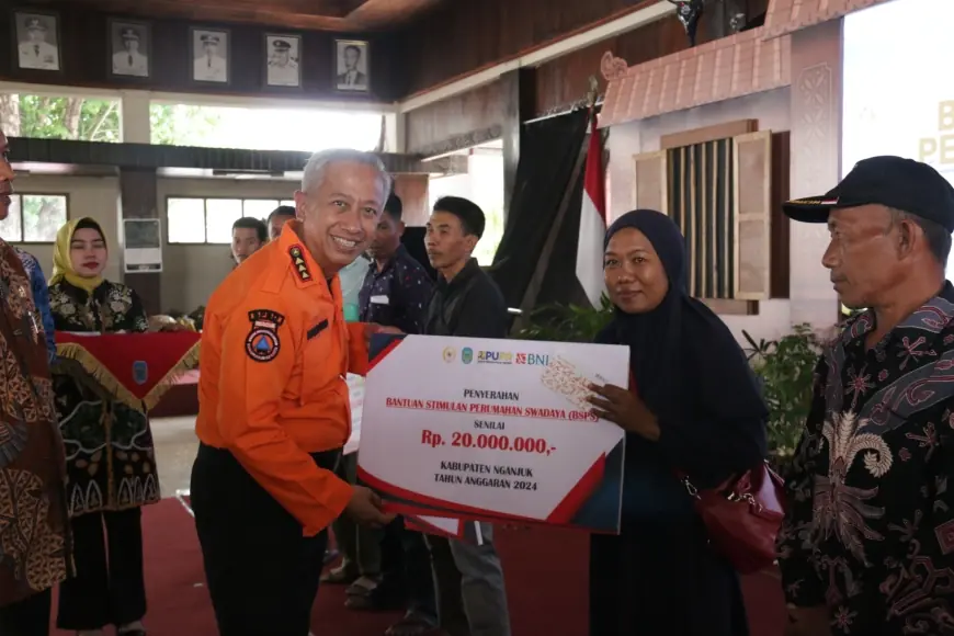 Stimulan Bagi Pemilik Rumah Tak Layak Huni, Pj Bupati Nganjuk Salurkan BSPS Tahun 2024