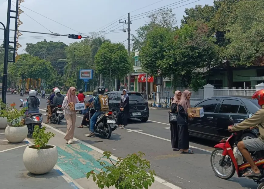 Aksi Kemanusiaan Santri Asal NTT di Jombang untuk Korban Bencana Erupsi Gunung Lewotobi Laki - Laki