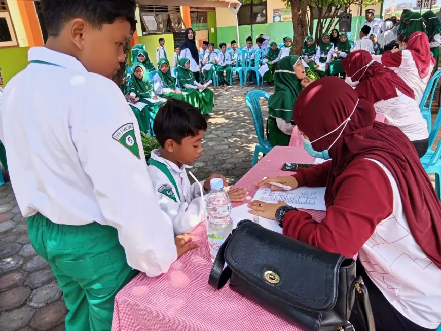 Unik! MIN 3 Malang Gelar Imunisasi Difteri dan Tetanus di Bawah Pohon 