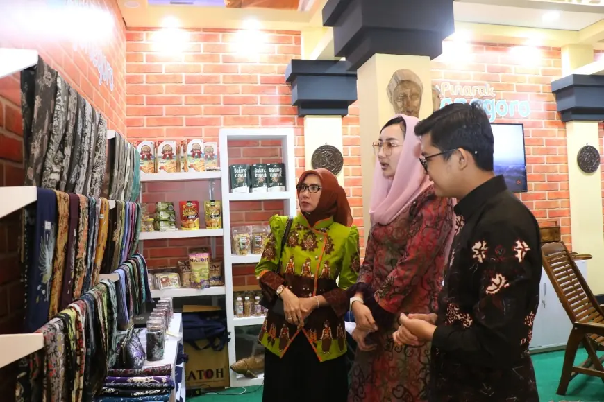 Dian Adiyanti Adriyanto Kenalkan Batik Khas Bojonegoro di BFF 2024