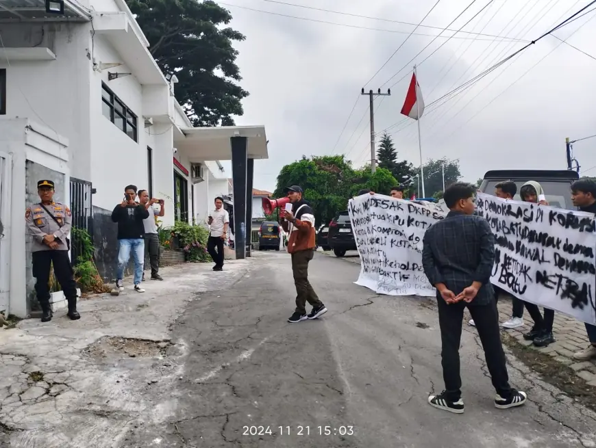 Jelang Debat Ketiga, KPU Kota Batu Diluruk Massa Aksi Peduli Demokrasi