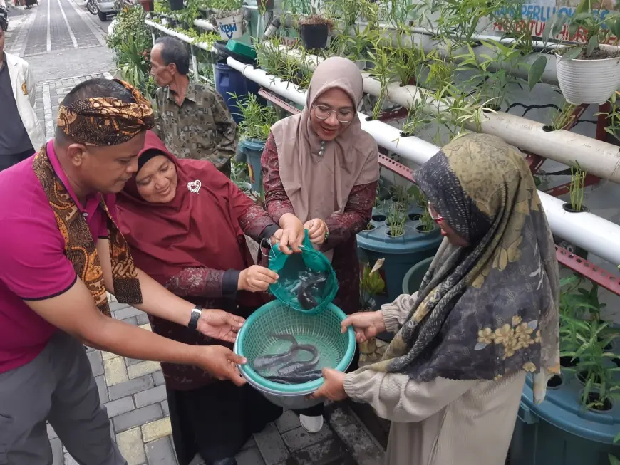 Mewujudkan Ketahanan Pangan di Kota Surabaya Melalui Budikdamber: Panen Lele di Kampoeng Oase Songo