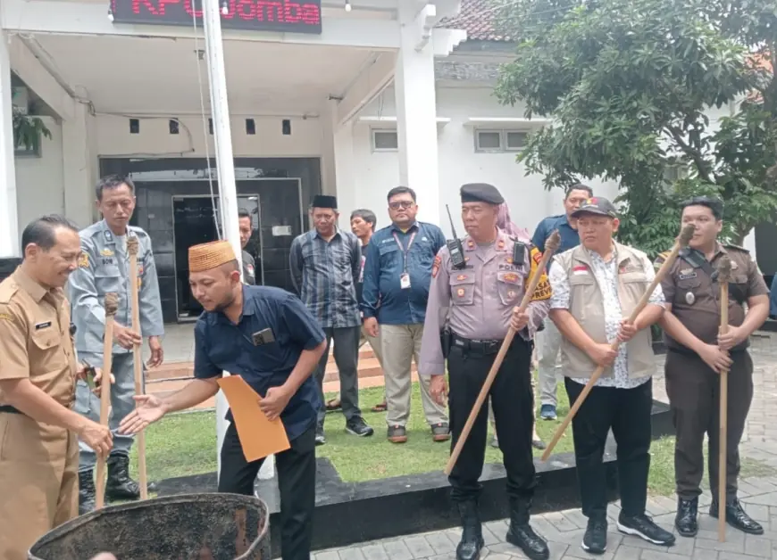 Ratusan Surat Suara Pilkada di Jombang Dibakar karena Rusak