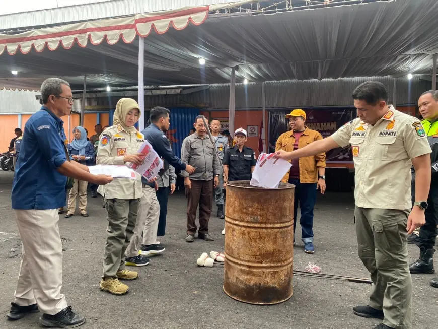 Jelang Coblosan, KPU Bondowoso Musnahkan Surat Suara Rusak dan Lebih