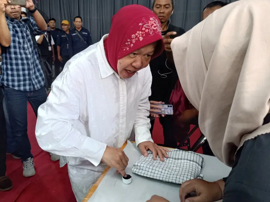 Kedekatan Risma dengan Warga Warnai Momen Pencoblosan di TPS 16 Jajar Tunggal Surabaya