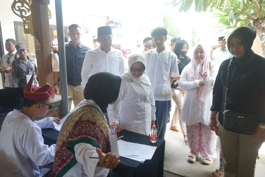 Ditemani Anak dan Menantu, Cabup Mundjidah Wahab Nyoblos di TPS 003 Tambakrejo Jombang