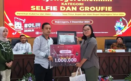 KPU Bojonegoro Serahkan Hadiah Lomba Foto
