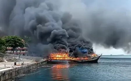 Kebakaran Hebat Landa Dua Kapal Ikan di Pelabuhan Banyuwangi , Satu Kapal Terdorong ke Laut