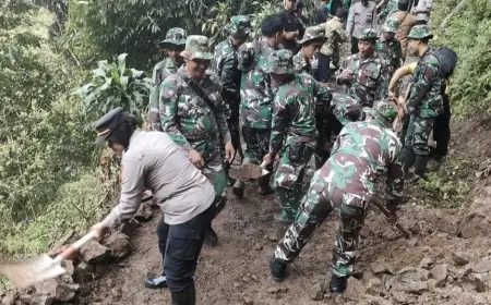 Polisi dan TNI Kerja Bakti Perbaiki Jalan Rusak akibat Longsor di Madiun