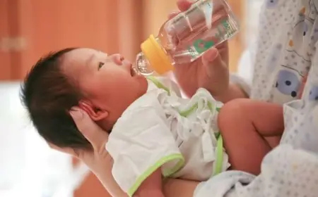 Bahaya Memberikan Air Putih untuk Bayi di Bawah 6 Bulan