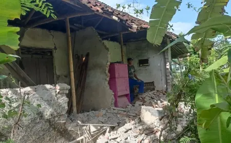Akibat Hujan Deras, Rumah Warga Hancur Disambar Petir