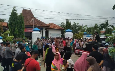 Diduga Pungli, Ratusan Warga Geruduk Kantor Lurah Karang Dalam Sampang