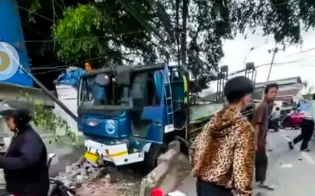 Diduga Rem Blong Truk Tronton Hantam Trotoar dan Lindas Pemotor
