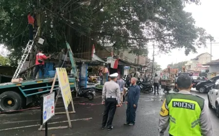 Rem Blong, Truk Tronton di Dau Malang Tabrak 2 Motor dan Toko Bangunan