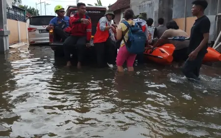 Evakuasi Korban Banjir Sakit Stroke dan Ibu Hamil di Mojokerto Berlangsung Dramatis